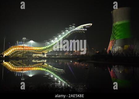 Pechino, Cina. 6 dicembre, 2019. Foto scattata il 6 dicembre 2019 mostra una vista notturna di ski-jumping piattaforma Shougang Park di Pechino, capitale della Cina. Credito: Chen Zhonghao/Xinhua/Alamy Live News Foto Stock