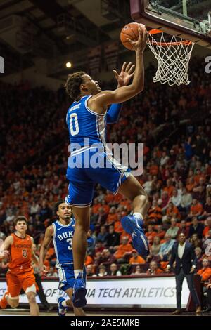 Cassell Coliseum Blacksburg, VA, Stati Uniti d'America. 6 dicembre, 2019. Il duca diavoli blu avanti Wendell Moore Jr. (0) rende un layup durante il NCAA basketball azione tra le università di duca diavoli blu e il Virginia Tech Hokies a Cassell Coliseum Blacksburg, VA. Jonathan Huff/CSM/Alamy Live News Foto Stock