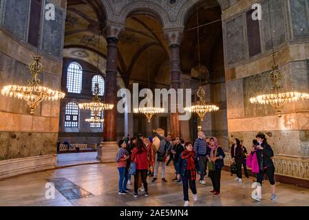 I turisti all'interno di Hagia Sophia, ex cattedrale ortodossa e Ottoman Imperial moschea, ad Istanbul in Turchia Foto Stock