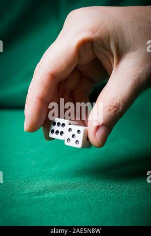 Canto getta dadi su un tavolo con il panno verde Foto Stock