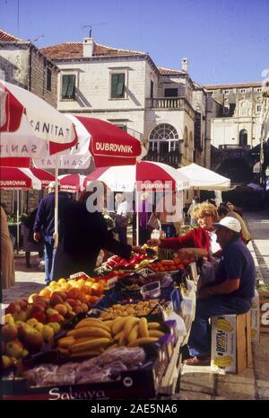 Donna acquisto di prodotti dal mercato all'aperto in Gunduliceva Poljana Square, paese vecchio di Dubrovnik, Croazia. Foto Stock