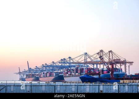 Industria della porta, il trasporto via mare, importazione ed esportazione di merci nel paese Foto Stock