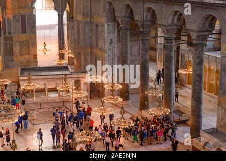 I turisti all'interno di Hagia Sophia, ex cattedrale ortodossa e Ottoman Imperial moschea, ad Istanbul in Turchia Foto Stock