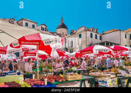 Il popolare e colorato Dubrovnik Mercato degli Agricoltori nella Città Vecchia, con bancarelle all'aperto riempito con prodotto locali. Foto Stock