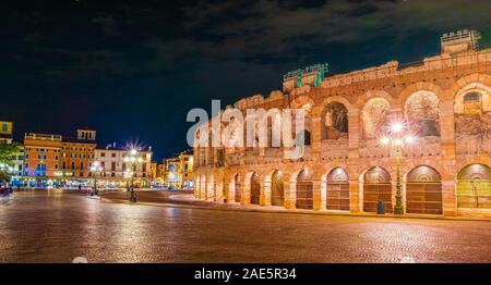 Verona, Italia. Antico anfiteatro Arena di Verona in Italia come Roma Colosseo con illuminazione notturna e la sera cielo blu. Verona italiano della fam Foto Stock