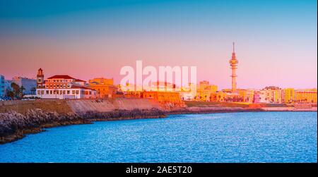 Vista sui tetti della parte storica di Cadiz, Spagna, con la spiaggia e la città moderna visibile in lontananza. Foto Stock