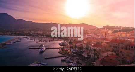 Vista di case colorate nel porto di Calvi. Questa città ha lussuosi marina ed è molto popolare destinazione turistica. La Corsica, Francia. Foto Stock