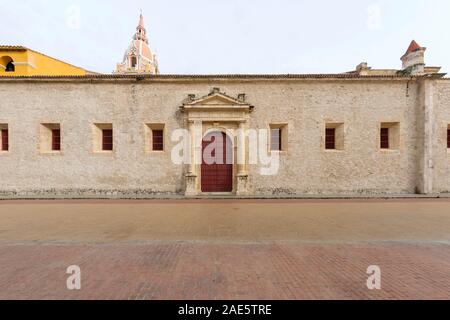 Parete laterale e ingresso alla cattedrale di Cartagena nella città vecchia a Cartagena, Colombia. Foto Stock