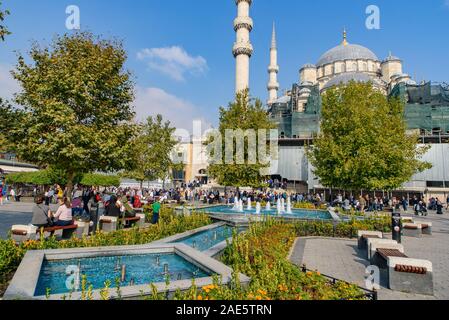 Nuova Moschea (Yeni Cami), una moschea imperiale ottomana situata nel quartiere Eminonu di Istanbul, Turchia Foto Stock