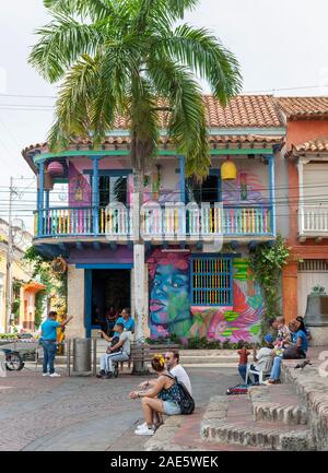 Santissima Trinità piazza (Plaza Trinidad) nel Getsemani quartiere di Cartagena, Colombia. Foto Stock