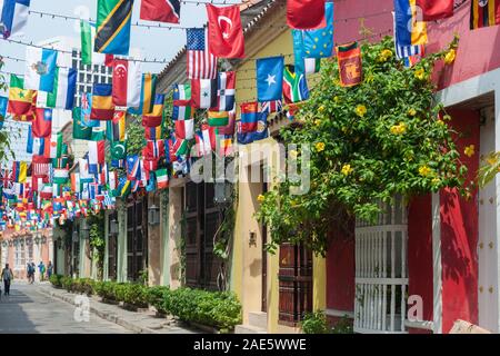 Le bandiere che ornano 29th street (calle 29) nel Getsemani quartiere di Cartagena, Colombia. Foto Stock