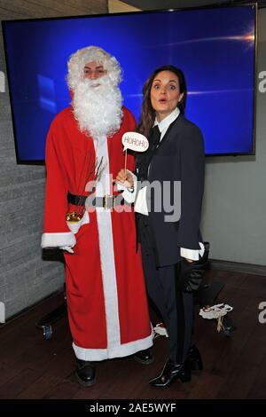 Monaco di Baviera, Germania. 06 Dic, 2019. L'attrice Elisabeth Lanz con Santa Claus presso l'Avvento la cena del direttore di programma della prima televisione tedesca (ARD) nel "Bayerischer Hof". Credito: Ursula Düren/dpa/Alamy Live News Foto Stock