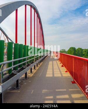 Percorso pedonale e ciclabile Elbe percorso ciclabile sopra il ponte Elba Wittenberg dipinto di rosso e verde Sassonia-Anhalt Germania. Foto Stock