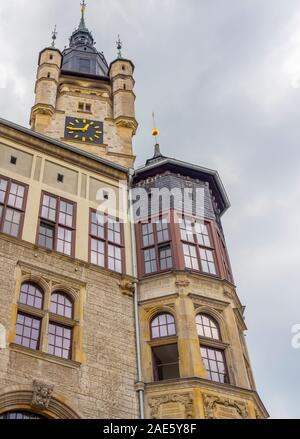 Finestra della baia di Oriel e torre dell'orologio del municipio di Rathaus markltplatz Dessau Sassonia-Anhalt Germania. Foto Stock