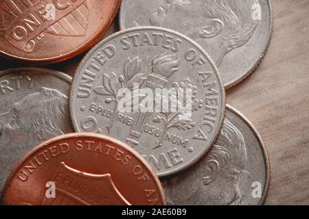 Foto del dollaro raggruppati monete sul tavolo. Foto Stock