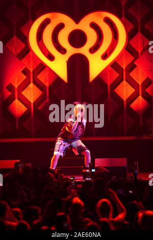 Los Angeles, Ca. 6 dicembre, 2019. Billie Eilish esegue al 2019 KIIS FM iHeartRadio del jingle Ball tenutosi presso il Forum a Los Angeles, la California il 6 dicembre 2019. Credito: Tony Forte/media/punzone Alamy Live News Foto Stock