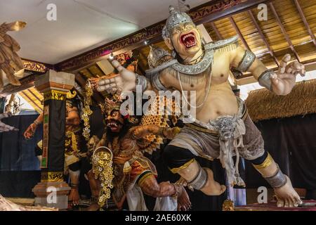 Ogoh-Ogoh, demon statua fatta per la parata Ngrupuk condotta alla vigilia del Nyepi Day. Foto Stock