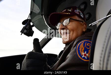 Frederick, Stati Uniti. 07Th Dec, 2019. Ritirato U.S. Air Force Col. Charles McGee, a Tuskegee Airman che ha volato 409 antenna fighter combat missioni durante le tre guerre, i gesti prima di pilotare un Cirrus SF50 Vision Jet per contribuire a celebrare il suo centesimo compleanno di Federico, Maryland, Venerdì, 6 dicembre 2019. McGee il compleanno è 7 dicembre. Foto di David Tulis/UPI Credito: UPI/Alamy Live News Foto Stock