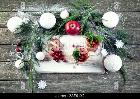 Natale bevanda calda sul tavolo di legno Foto Stock
