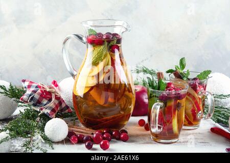 Natale bevanda calda sul tavolo di legno Foto Stock