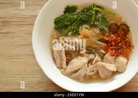 Mescolare il riso fritto a base di noodle con carne di maiale marinato in salsa di salsa sul recipiente Foto Stock