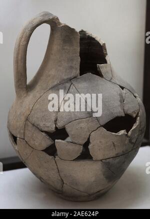 Jarra de pasta gris con decoración de retícula bruñida. Siglos III-IV. Villa de O Cantón Grande (La Coruña). Museo Arqueológico e Histórico (Castillo de San Antón). La Coruña. La Galizia. España. Foto Stock