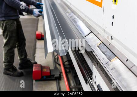 Copertura ondulata dei fogli di metallo prodotta in una fabbrica Foto Stock