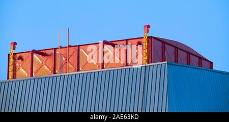 Metallo serbatoio acqua su un edificio sul tetto. Foto Stock