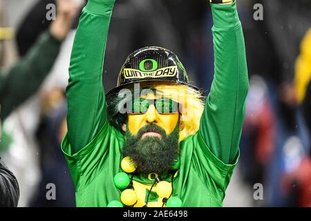 Santa Clara, California, USA. 06 Dic, 2019. Un Oregon Ducks fan cheers il suo team durante il PAC-12 Campionato di calcio gioco tra la Utah Utes e l'Oregon Ducks a Levi's Stadium di Santa Clara, California. Chris Brown/CSM/Alamy Live News Foto Stock