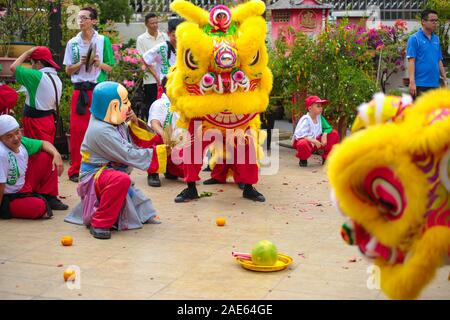 Testa grande buddha essere giocoso con il leone durante il nuovo anno cinese la danza del leone di prestazioni. Foto Stock