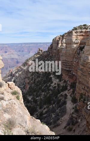 Vista di sud Kaibab trail come si snoda verso il basso il bordo sud del Grand Canyon. North Rim in background Foto Stock