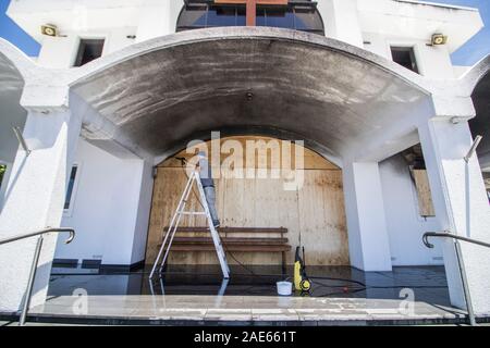 Adelaide, Australia 7 dicembre 2019 . Chiesa attendant pulisce la fuliggine nera dopo che i vigili del fuoco sono stati chiamati ad affrontare un grande incendio presso i Greci Ortodossi la santa Chiesa della Natività di Cristo in Port Adelaide venerdì alle 2 PM causando danni significativi stimata di almeno AUD 750.000. Credito: amer ghazzal/Alamy Live News Foto Stock