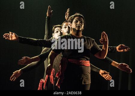 Kolkata, India. 6 dicembre, 2019. Gli artisti interpreti o esecutori Mime atto arte mime a Jogesh Accademia Mime in Kolkata, India, il 6 dicembre 2019. Mime Jogesh Academy, il pioniere in India in questo campo che si terrà la quarantunesima edizione del Festival di Mime in Kolkata. Credito: Tumpa Mondal/Xinhua/Alamy Live News Foto Stock