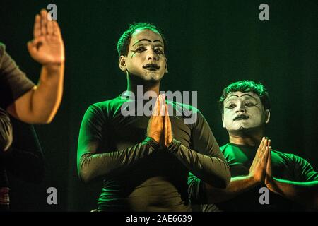 Kolkata, India. 6 dicembre, 2019. Gli artisti interpreti o esecutori Mime atto arte mime a Jogesh Accademia Mime in Kolkata, India, il 6 dicembre 2019. Mime Jogesh Academy, il pioniere in India in questo campo che si terrà la quarantunesima edizione del Festival di Mime in Kolkata. Credito: Tumpa Mondal/Xinhua/Alamy Live News Foto Stock