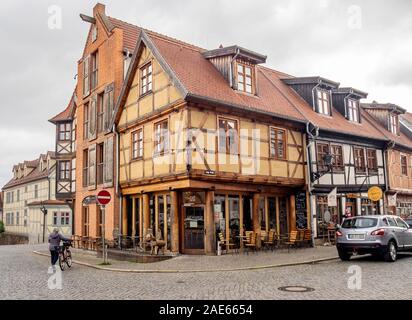 Exempel Schlafstuben und Quartier Langer Hals boutique hotel medievale edificio con struttura in legno nella storica Altstadt Tangermünde Sassonia-Anhalt Germania. Foto Stock