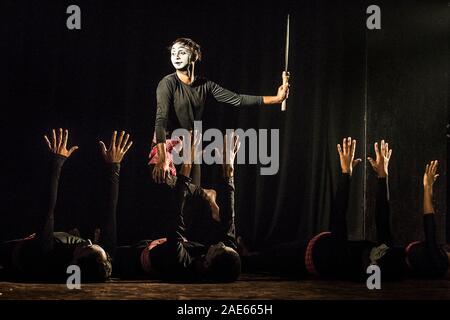 Kolkata, India. 6 dicembre, 2019. Gli artisti interpreti o esecutori Mime atto arte mime a Jogesh Accademia Mime in Kolkata, India, il 6 dicembre 2019. Mime Jogesh Academy, il pioniere in India in questo campo che si terrà la quarantunesima edizione del Festival di Mime in Kolkata. Credito: Tumpa Mondal/Xinhua/Alamy Live News Foto Stock