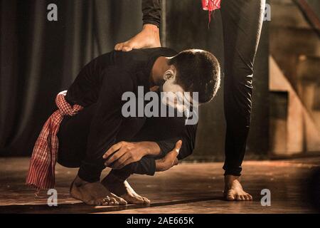 Kolkata, India. 6 dicembre, 2019. Gli artisti interpreti o esecutori Mime atto arte mime a Jogesh Accademia Mime in Kolkata, India, il 6 dicembre 2019. Mime Jogesh Academy, il pioniere in India in questo campo che si terrà la quarantunesima edizione del Festival di Mime in Kolkata. Credito: Tumpa Mondal/Xinhua/Alamy Live News Foto Stock