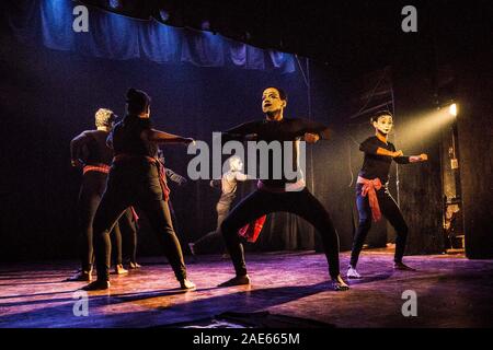 Kolkata, India. 6 dicembre, 2019. Gli artisti interpreti o esecutori Mime atto arte mime a Jogesh Accademia Mime in Kolkata, India, il 6 dicembre 2019. Mime Jogesh Academy, il pioniere in India in questo campo che si terrà la quarantunesima edizione del Festival di Mime in Kolkata. Credito: Tumpa Mondal/Xinhua/Alamy Live News Foto Stock