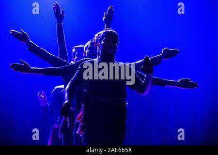 Kolkata, India. 6 dicembre, 2019. Gli artisti interpreti o esecutori Mime atto arte mime a Jogesh Accademia Mime in Kolkata, India, il 6 dicembre 2019. Mime Jogesh Academy, il pioniere in India in questo campo che si terrà la quarantunesima edizione del Festival di Mime in Kolkata. Credito: Tumpa Mondal/Xinhua/Alamy Live News Foto Stock