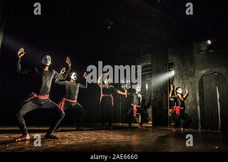 Kolkata, India. 6 dicembre, 2019. Gli artisti interpreti o esecutori Mime atto arte mime a Jogesh Accademia Mime in Kolkata, India, il 6 dicembre 2019. Mime Jogesh Academy, il pioniere in India in questo campo che si terrà la quarantunesima edizione del Festival di Mime in Kolkata. Credito: Tumpa Mondal/Xinhua/Alamy Live News Foto Stock