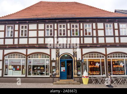 Gioielleria e ristorante Crêperie in un edificio con struttura in legno nella storica Altstadt Tangermünde Sassonia-Anhalt Germania. Foto Stock