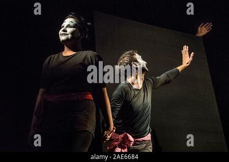 Kolkata, India. 6 dicembre, 2019. Gli artisti interpreti o esecutori Mime atto arte mime a Jogesh Accademia Mime in Kolkata, India, il 6 dicembre 2019. Mime Jogesh Academy, il pioniere in India in questo campo che si terrà la quarantunesima edizione del Festival di Mime in Kolkata. Credito: Tumpa Mondal/Xinhua/Alamy Live News Foto Stock