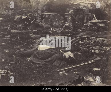 Un Sharpshooter dell ultima sonno, Gettysburg, Pennsylvania, luglio 1863; 1863 data Alexander Gardner, una Sharpshooter dell ultima sonno, Gettysburg, Pennsylvania, luglio 1863, 1863 Foto Stock