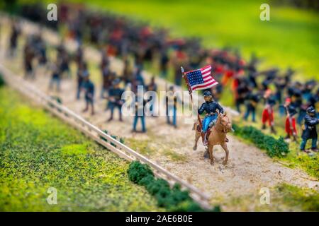 La guerra civile americana soldatino con bandiera di battaglia di Gettysburg modello vicino a Washington Foto Stock