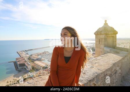 Bella donna turistico gode di vista in Alicante, Spagna. Traveler ragazza sul castello di Santa Barbara in spagnolo ad Alicante destinazione turistica in Europa. Foto Stock