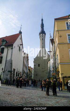 Tallinn, Estonia - 27 Marzo 2010: ristorante Olde Hansa su Vanaturu kael street e il Municipio, nel centro storico della città Foto Stock