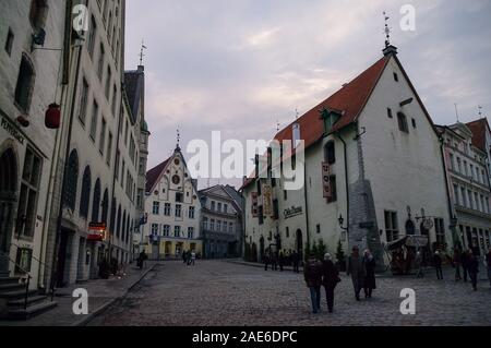 Tallinn, Estonia - 27 Marzo 2010: ristorante Olde Hansa su Vanaturu kael street nella città vecchia Foto Stock