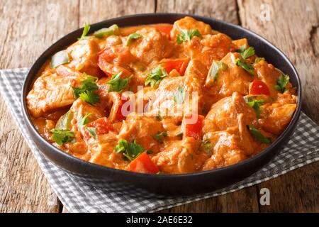 Ricetta per il pollo Mafe un West African stufato con arachidi salsa di cocco close-up in una piastra sul tavolo orizzontale. Foto Stock
