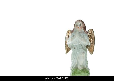 Angelo di porcellana in una preghiera pongono isolato su uno sfondo bianco Foto Stock