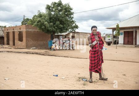 Bello guerriero Masai con la sua lancia in una città locale Foto Stock